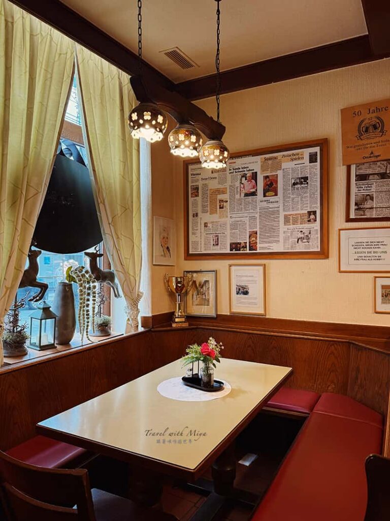 Schnitzelwirt 維也納炸豬排老店店內座位裝潢