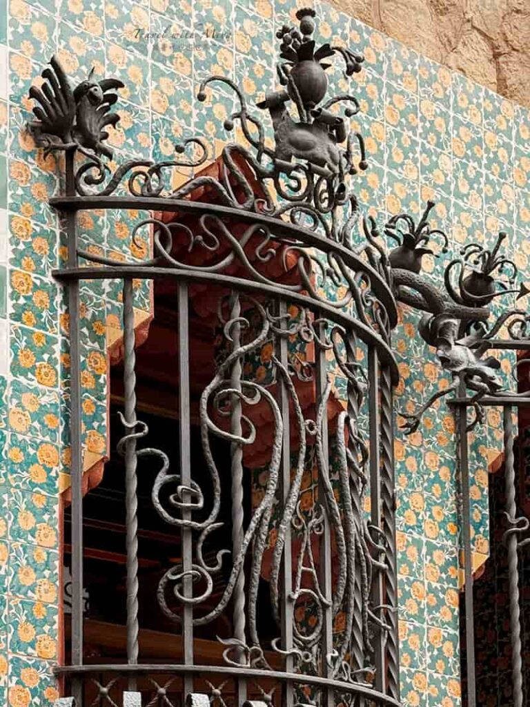 巴塞隆納維森斯之家 Casa Vicens 外牆鐵窗花上的鳥和花朵造型