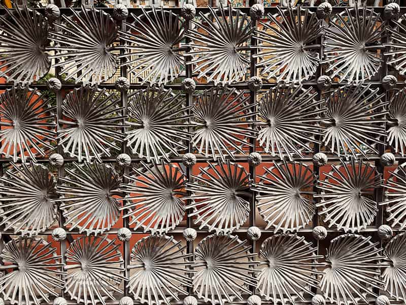 巴塞隆納維森斯之家 Casa Vicens 大門圍欄的棕櫚葉造型鑄鐵柵欄