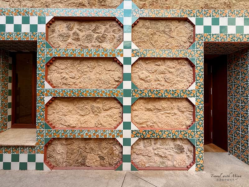 巴塞隆納維森斯之家 Casa Vicens 高第門徒 Joan Baptista Serra 擴建前後外牆小黃花磁磚差異