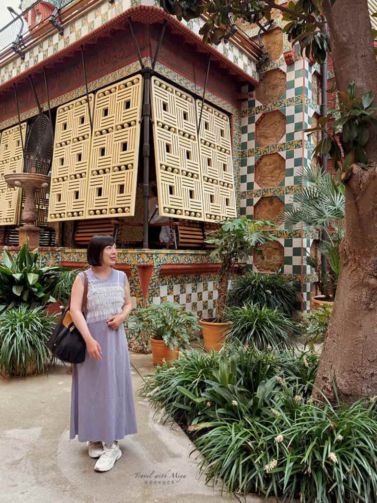 站在巴塞隆納維森斯之家 Casa Vicens 花園中