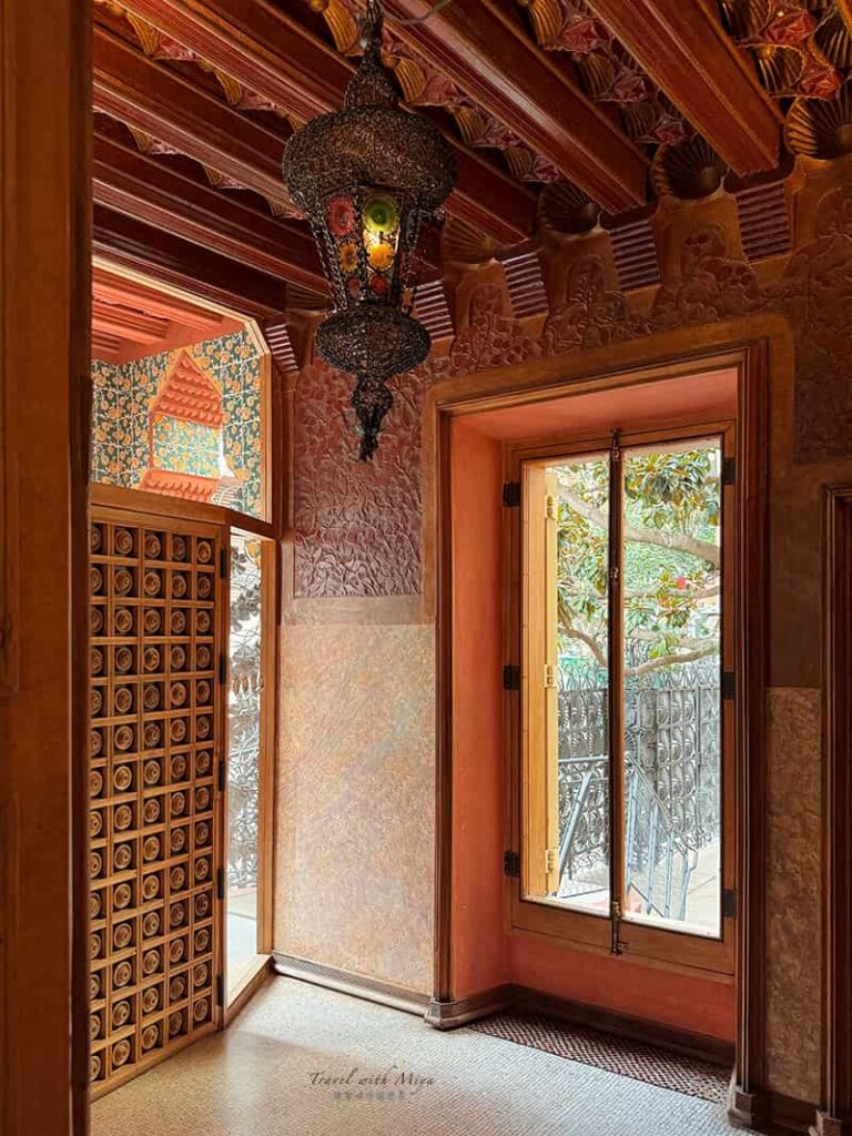 巴塞隆納維森斯之家 Casa Vicens 門廳玄關造型鑄鐵吊燈