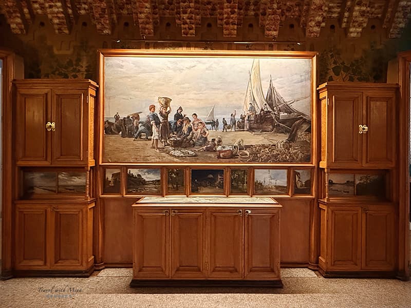 巴塞隆納維森斯之家 Casa Vicens 餐廳中的加劇和畫作