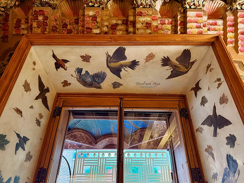 巴塞隆納維森斯之家 Casa Vicens 餐廳窗邊鳥類圖案