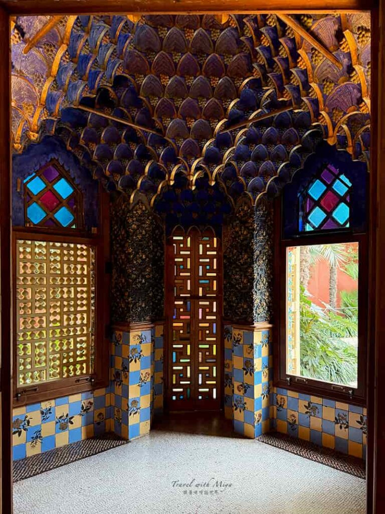 巴塞隆納維森斯之家 Casa Vicens 吸菸室藍色天花板和彩色玻璃窗