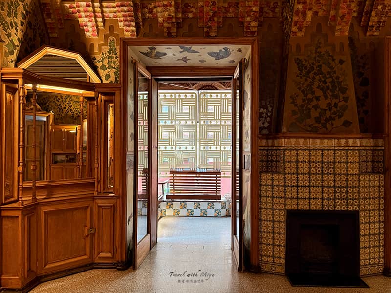 巴塞隆納維森斯之家 Casa Vicens 餐廳壁爐旁通往觀景陽台的門