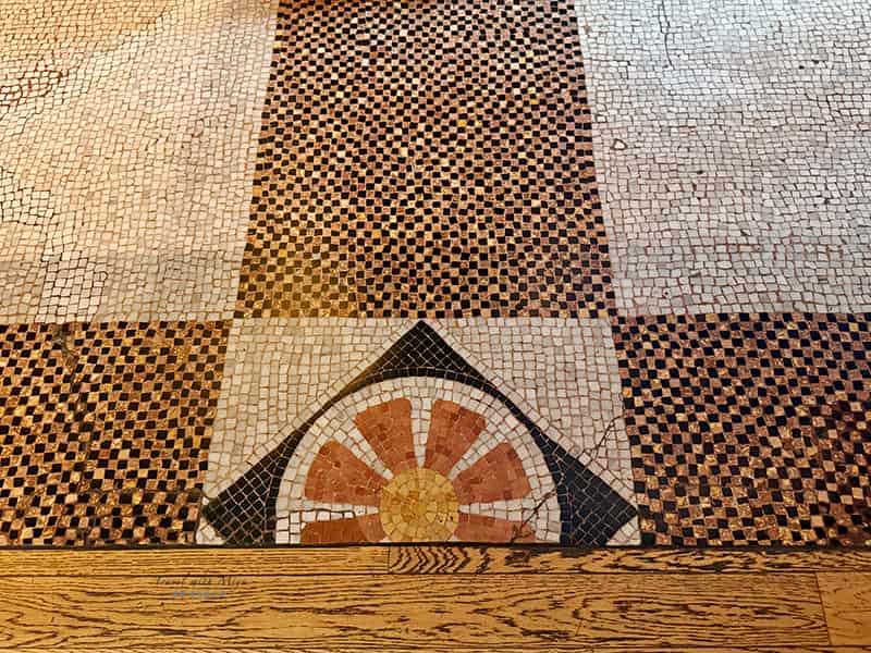 巴塞隆納維森斯之家 Casa Vicens 門廳玄關地板名為 Opus tessellatum 技法的古希臘羅馬馬賽克鑲嵌磁磚花紋