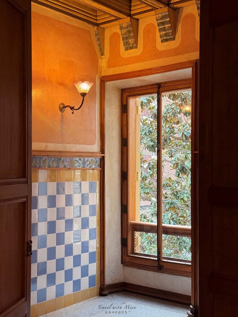 巴塞隆納維森斯之家 Casa Vicens 浴室彩色磁磚和牆上花朵燈