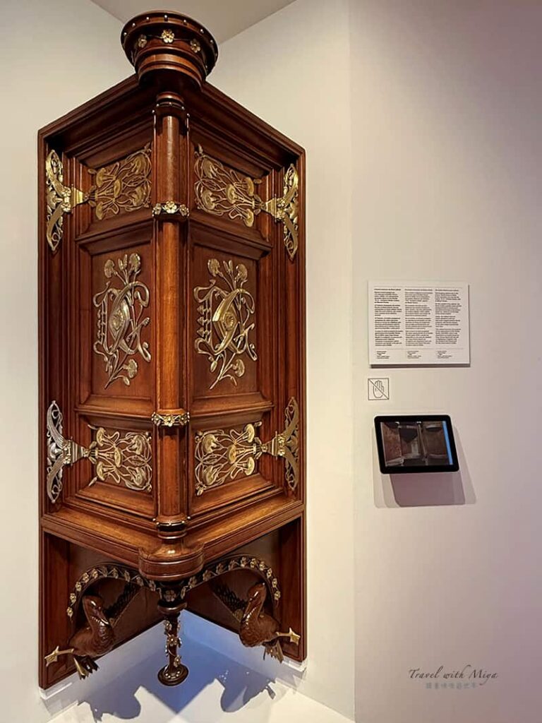 巴塞隆納維森斯之家 Casa Vicens 閣樓展出的三角牆邊傢俱