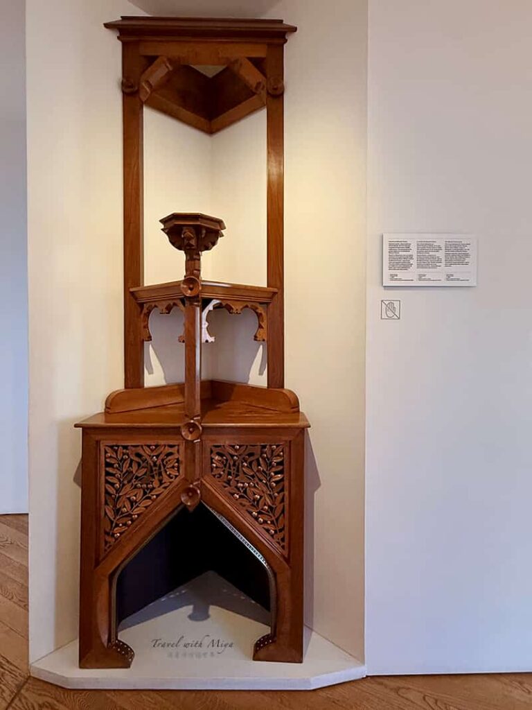 巴塞隆納維森斯之家 Casa Vicens 閣樓展出的牆邊三角木製傢俱