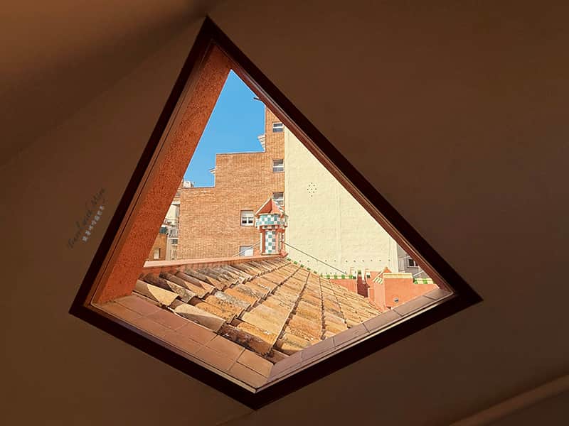 巴塞隆納維森斯之家 Casa Vicens 屋頂四角窗外的屋頂塔樓景