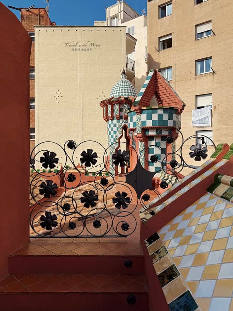 巴塞隆納維森斯之家 Casa Vicens 屋頂繽紛磁磚與塔樓