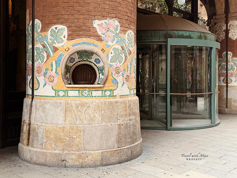 加泰隆尼亞音樂宮建築外的柱子售票亭