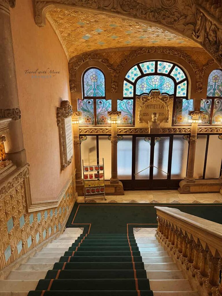 加泰隆尼亞音樂宮大廳階梯與綠色地毯