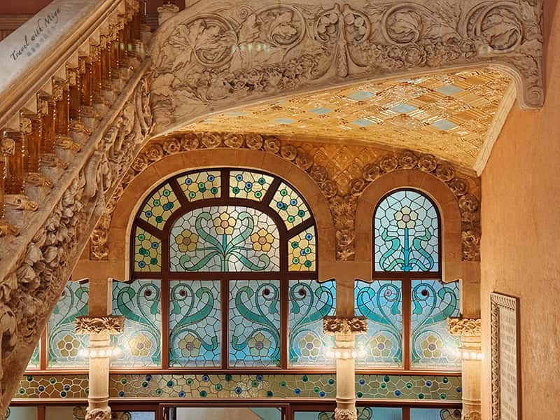 加泰隆尼亞音樂宮樓梯間彩繪玻璃曲線和花卉等大自然元素