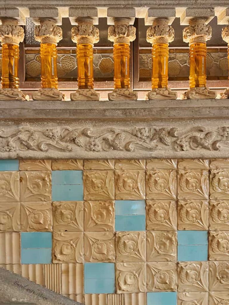 加泰隆尼亞音樂宮大廳階梯扶手鐵條欄杆外面罩上黃色玻璃,上下又以大理石材相接