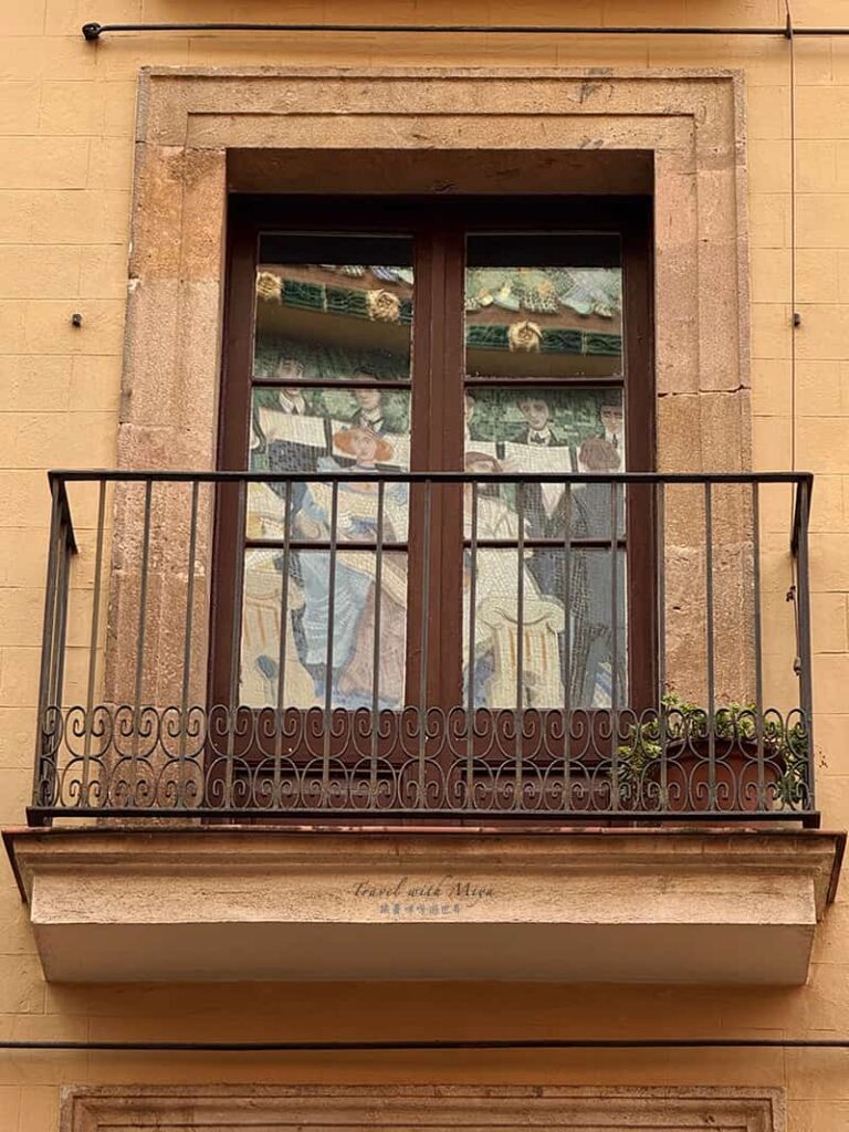 加泰隆尼亞音樂宮陽台對面建築窗戶反射的外牆鑲嵌畫