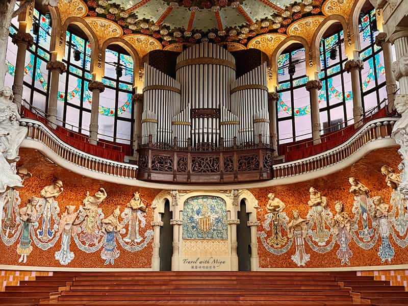 加泰隆尼亞音樂宮舞台後方牆壁裝飾與管風琴