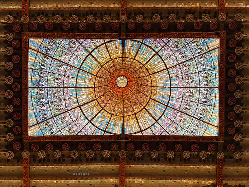 加泰隆尼亞音樂宮彩繪玻璃天窗仰角