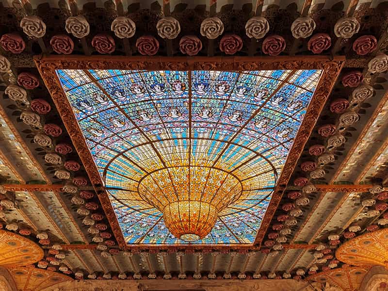 加泰隆尼亞音樂宮彩繪玻璃天窗與周圍玫瑰裝飾