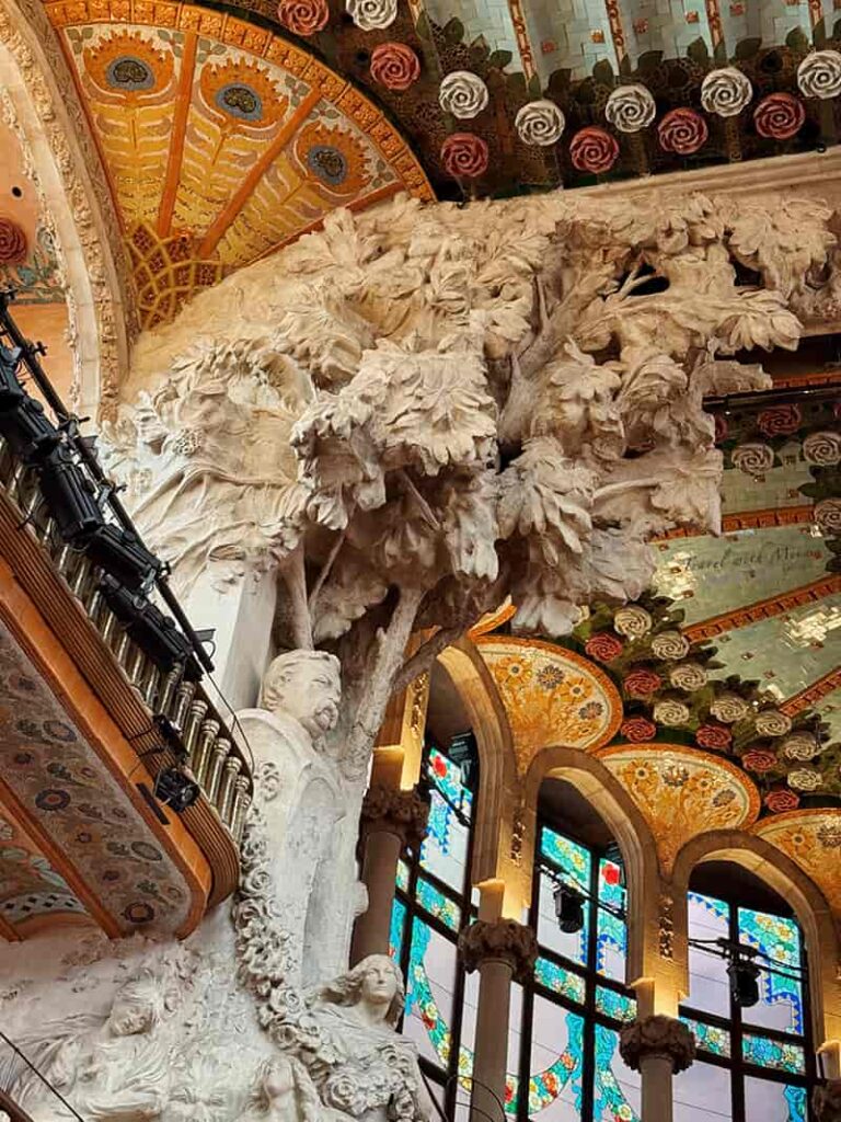 加泰隆尼亞音樂宮舞台左側雕像:大樹下的Josep Clavé 半身像