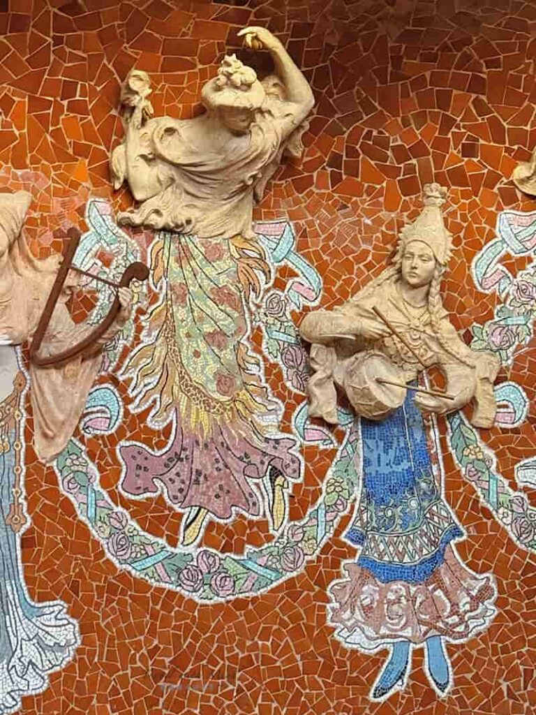 加泰隆尼亞音樂宮舞台後方牆壁大理石上半身人相搭配下身馬賽克鑲嵌與木頭樂器