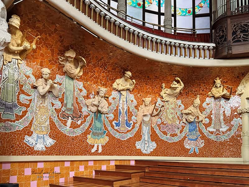 加泰隆尼亞音樂宮舞台後方牆壁左邊 9 位繆思女神