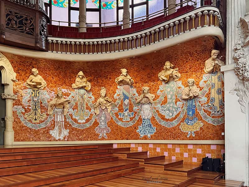 加泰隆尼亞音樂宮舞台後方牆壁右邊 9 位繆思女神