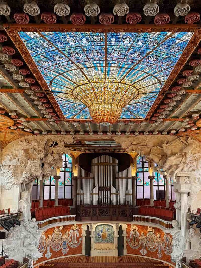 加泰隆尼亞音樂宮彩繪玻璃天窗與舞台區