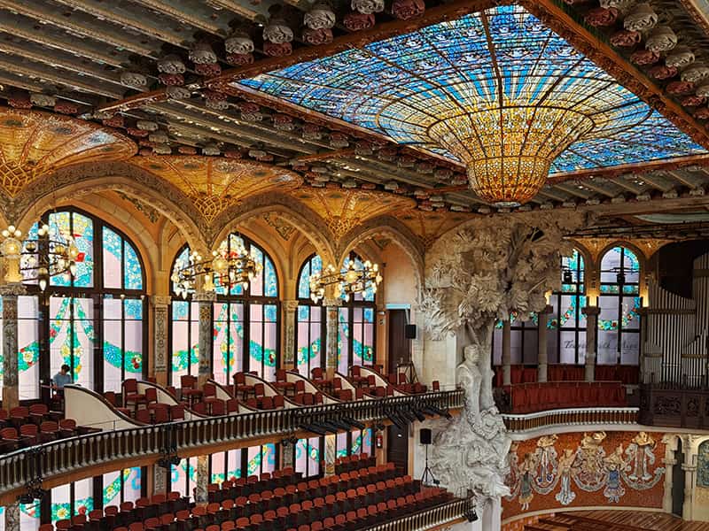 加泰隆尼亞音樂宮彩繪玻璃天窗與側面座位區
