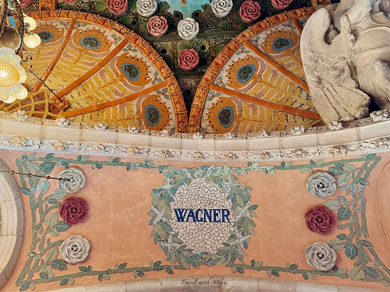 加泰隆尼亞音樂宮拱頂粉色平面上有白色瓷磚組成的圓形飾章上面有華格納姓名馬賽克鑲嵌