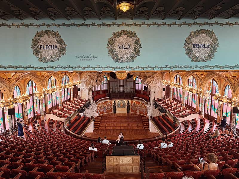 加泰隆尼亞音樂宮天花板樑柱上5 位加泰隆尼亞音樂史上重要音樂家姓名馬賽克鑲嵌