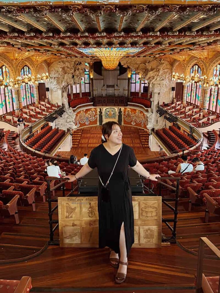 站在加泰隆尼亞音樂宮高處座位與音樂廳合影