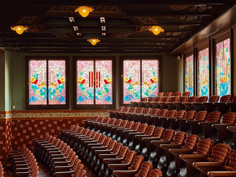 加泰隆尼亞音樂宮最高處座位對外窗的彩繪玻璃