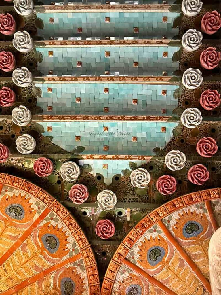 加泰隆尼亞音樂宮天花板玫瑰花與半圓橘黃孔雀開屏裝飾