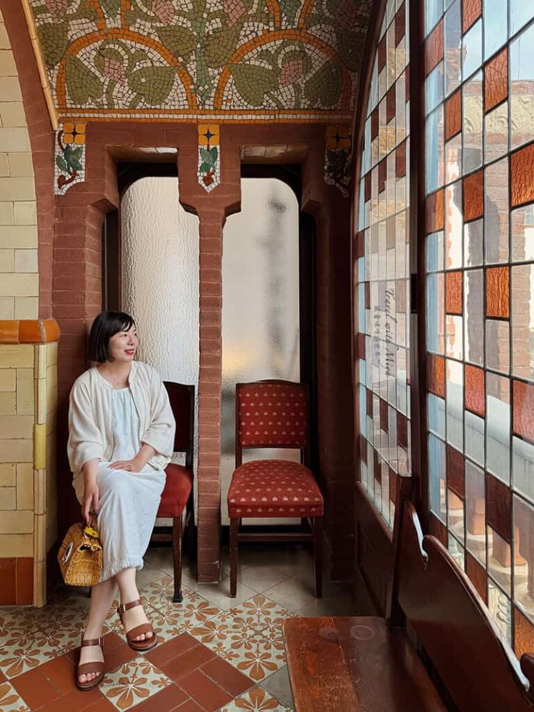 加泰隆尼亞音樂宮休息廳橘色方塊彩繪玻璃窗旁的座椅