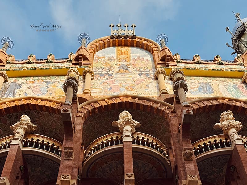 加泰隆尼亞音樂宮山牆畫作呼應加泰隆尼亞民歌《La Balanguera 織夢者》