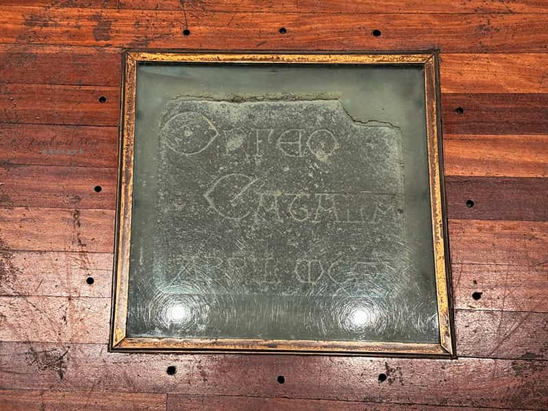 加泰隆尼亞音樂宮排練廳地板上的奠基石