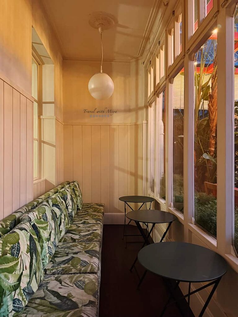 Praktik Garden 室內玻璃陽台傍晚燈光