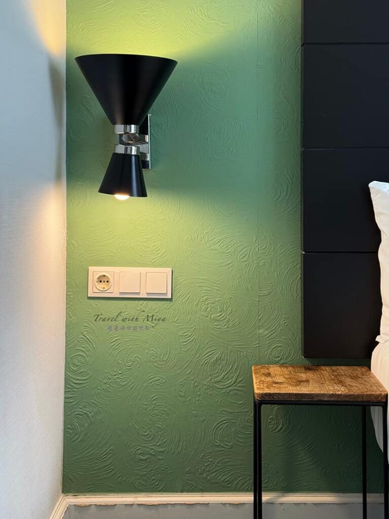 Praktik Garden 花園飯店雙床房床頭燈與插座