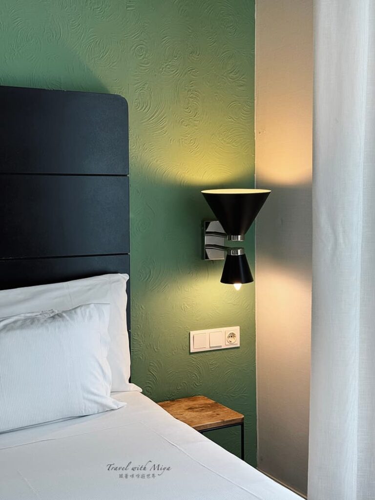Praktik Garden 花園飯店雙床房床頭燈插座和窗簾
