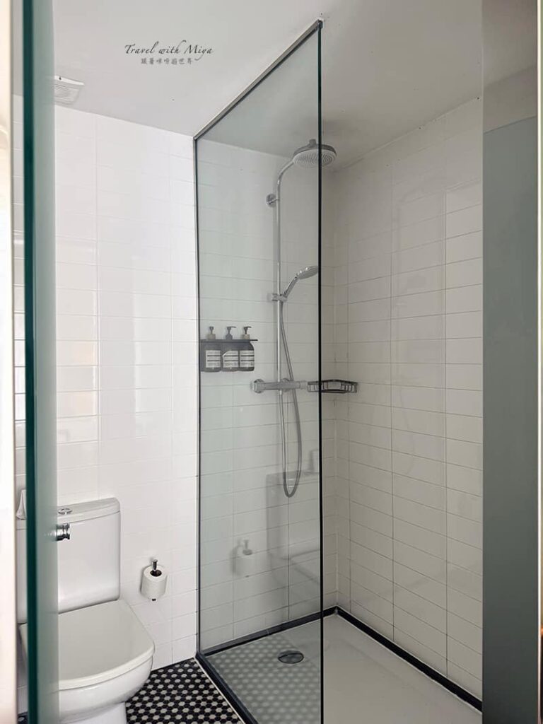 Praktik Garden 花園飯店雙床房淋浴間