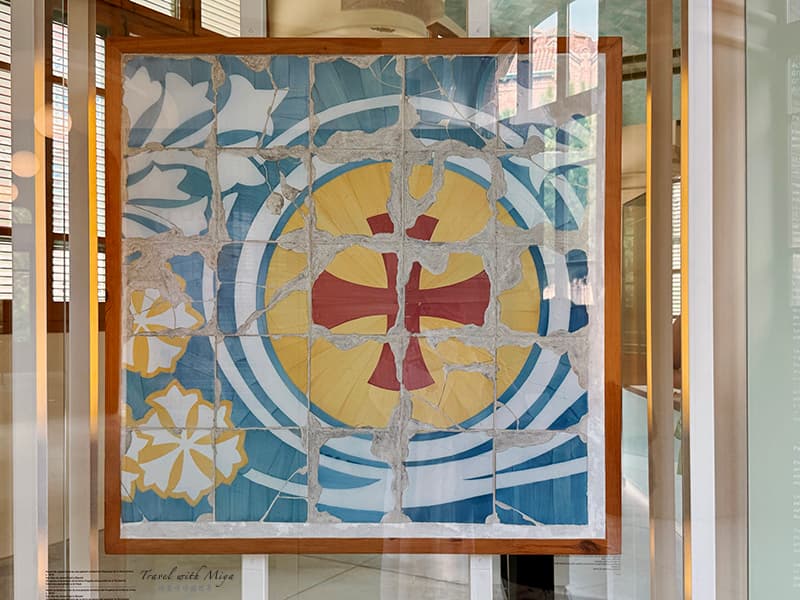 紅色十字型徽章 Creu patent 代表聖十字醫院