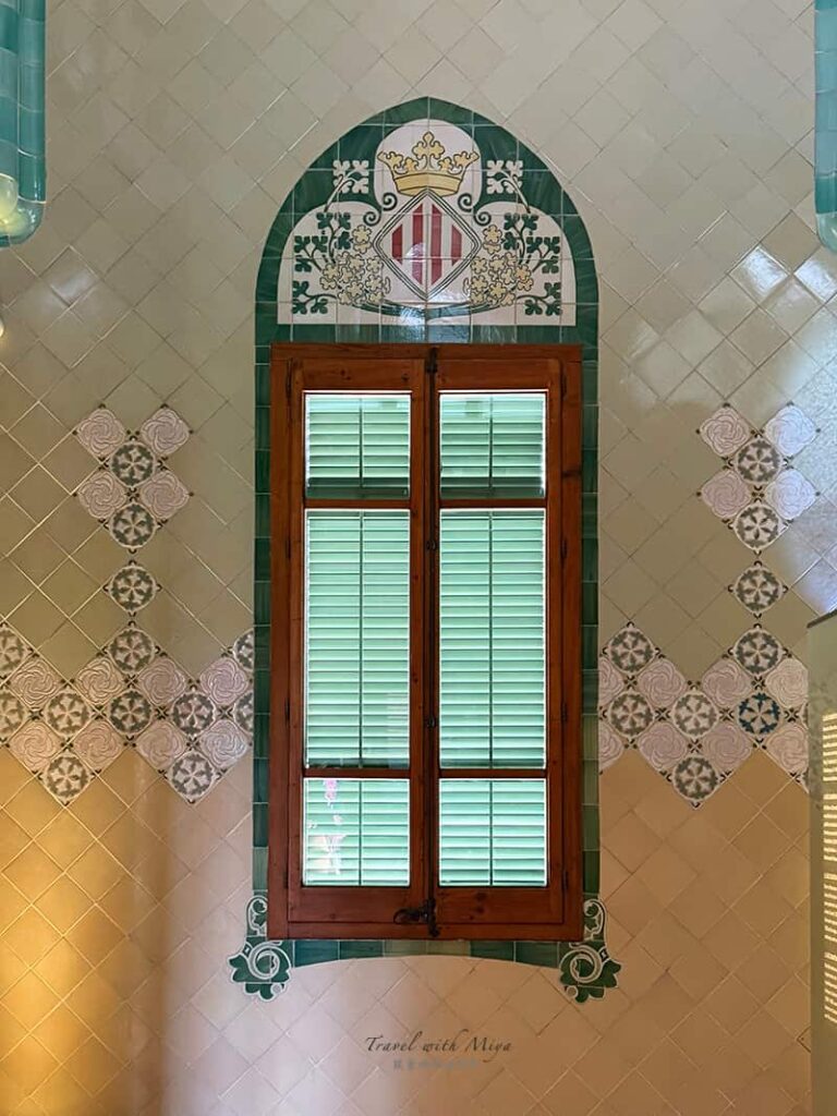 聖十字聖保羅醫院的聖薩爾瓦多廳窗戶四周的馬賽克磁磚造型