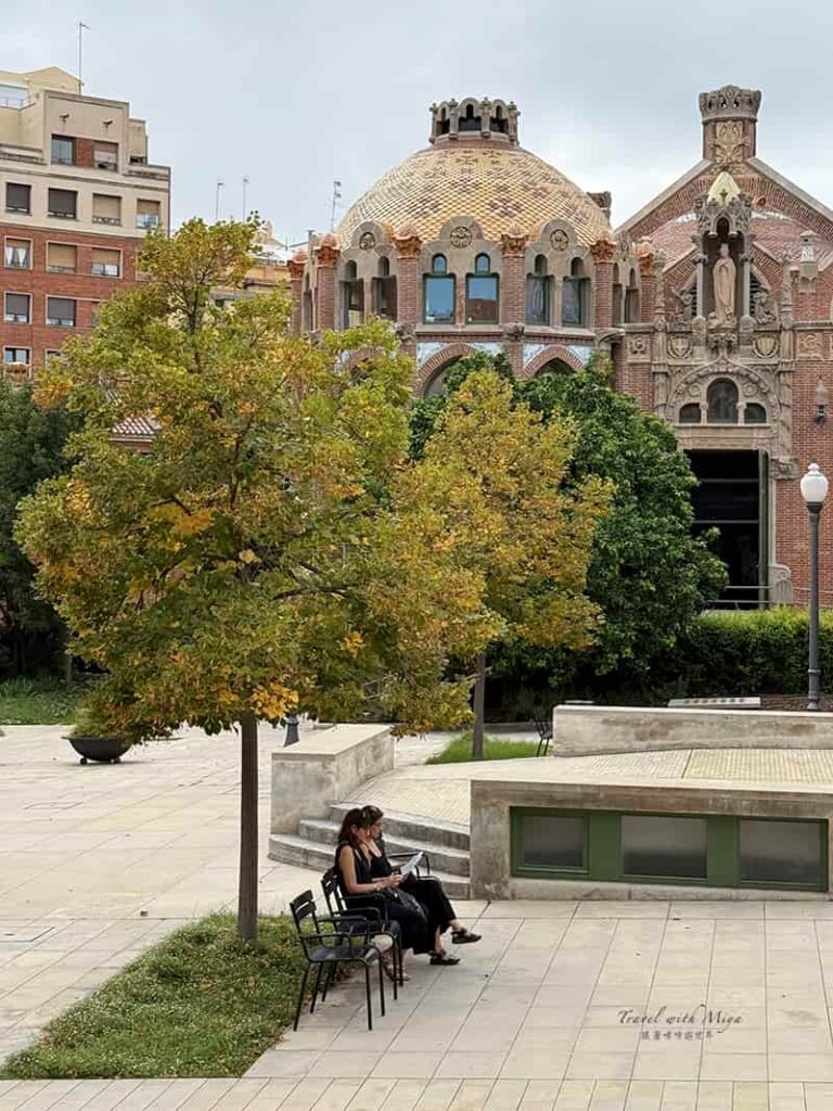 聖十字聖保羅醫院建築與樹下乘涼的兩名女子