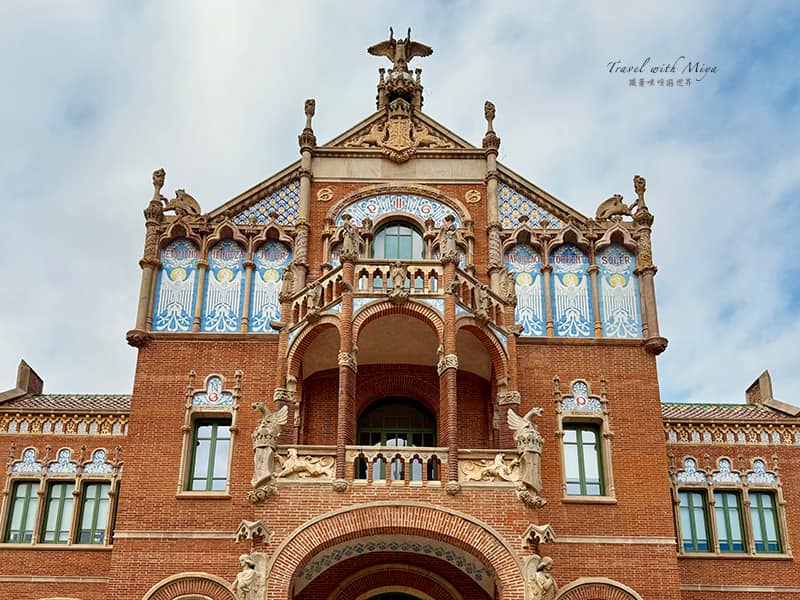 聖十字聖保羅醫院-手術室大樓外牆三樓的藍色陶瓷牆與傑出醫生的姓氏