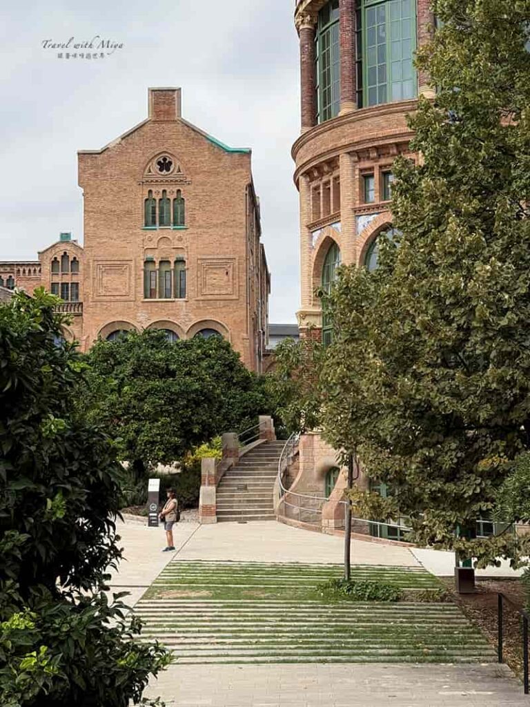 聖十字聖保羅醫院建築與綠樹