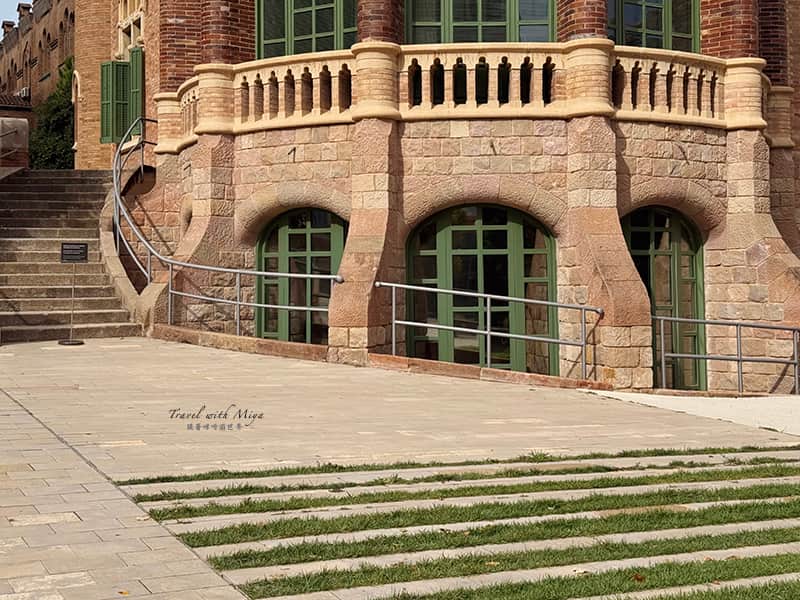 聖十字聖保羅醫院建築與綠色窗框