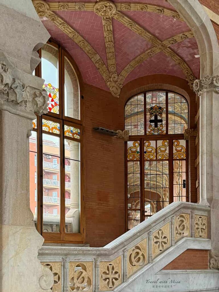 樓梯扶手的立面有著黃色釉面陶瓷以及浮雕