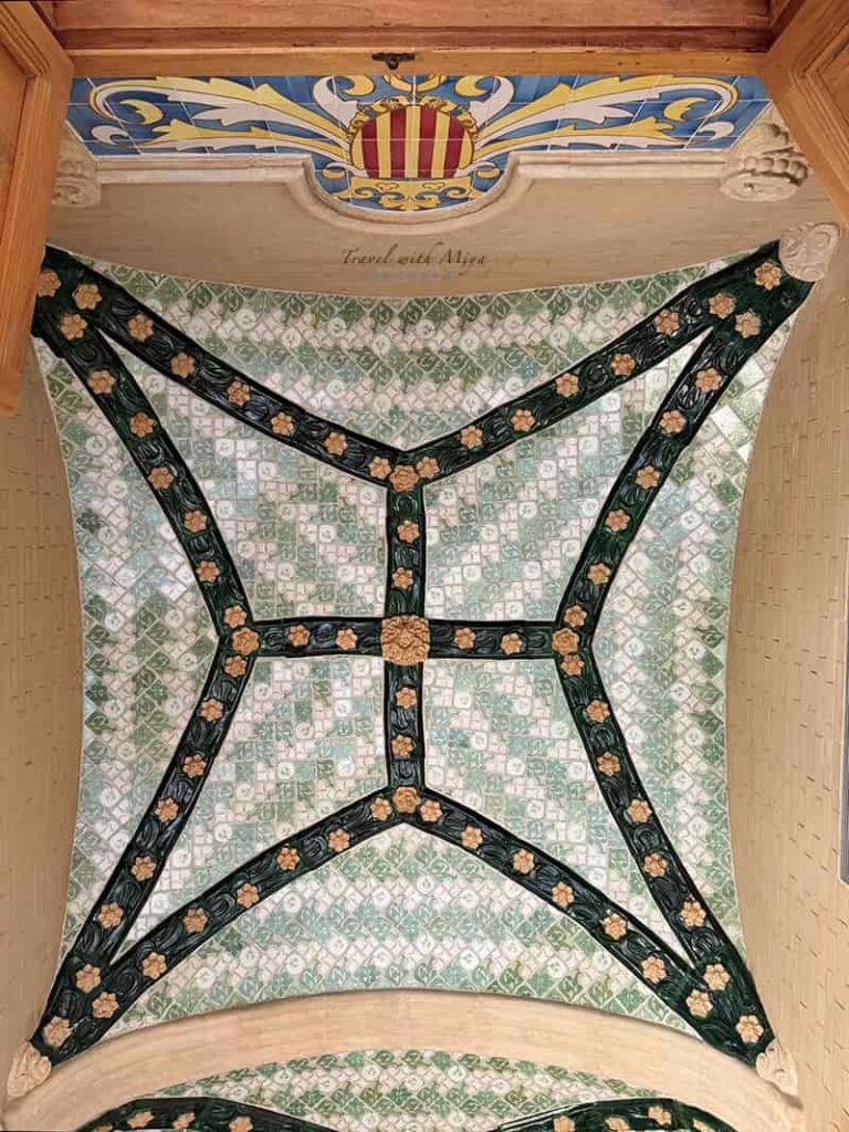 聖十字聖保羅醫院-行政廳房間拱頂的深綠馬賽克裝飾